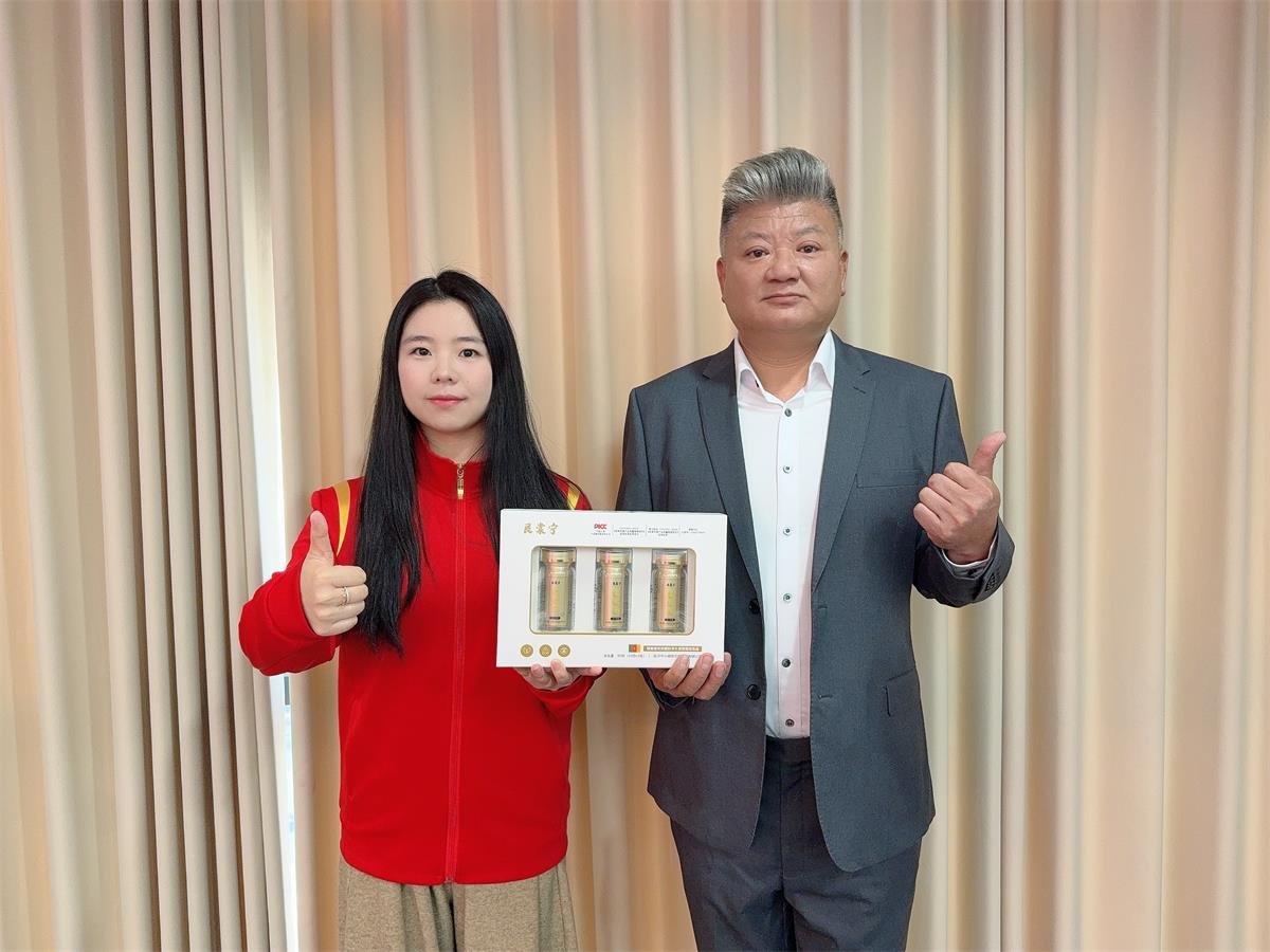 1月21日棠太乐形象代言人程晨为棠太乐产品录制新年祝福视频，在录制现场与杨总合影留念